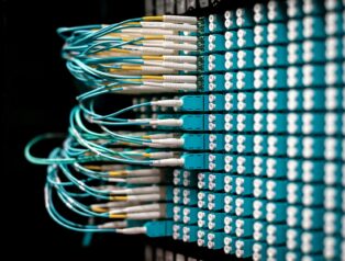 API Nedir? Modern Yazılım Dünyasının Gizli Kahramanlarını Anlamak